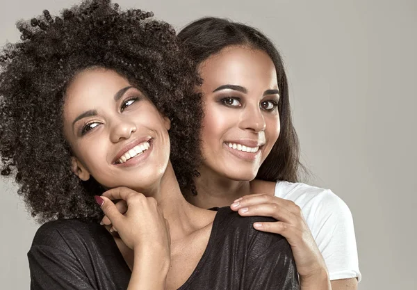 Sonriendo hermosas chicas afroamericanas . — Foto de Stock