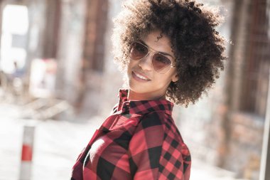 Afro saç modeli ile kız.