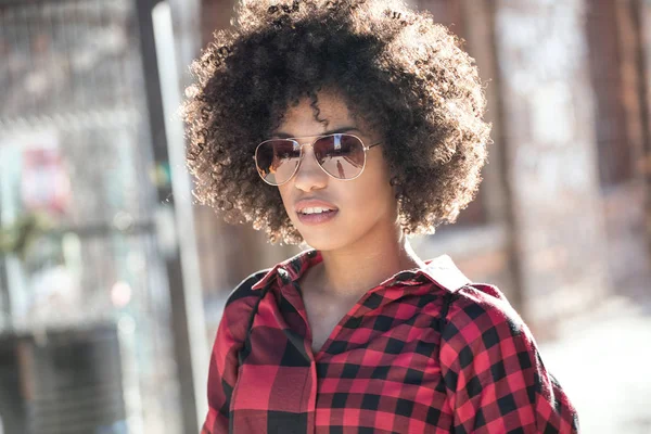 Mädchen mit Afro-Frisur. — Stockfoto