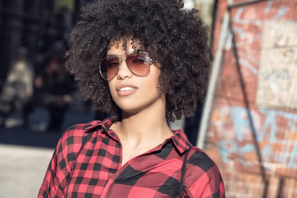 Mädchen mit Afro-Frisur. — Stockfoto