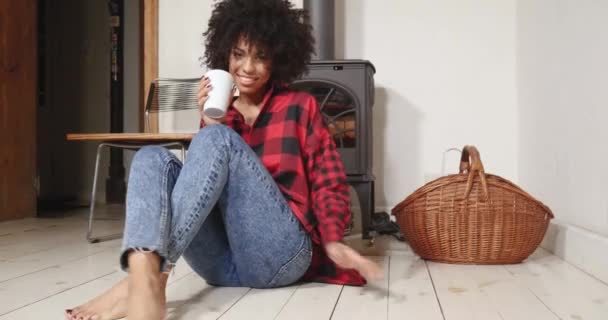 Веселая молодая девушка с африканской прической расслабляет — стоковое видео