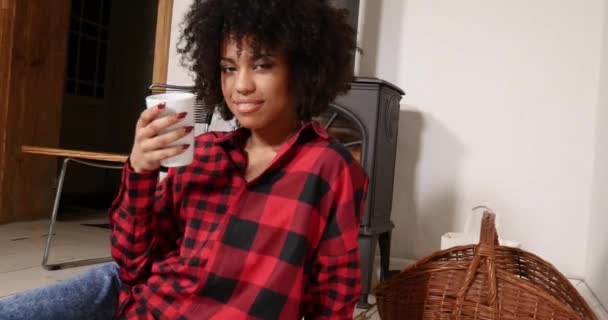 Glad ung flicka med afro frisyr avkopplande — Stockvideo