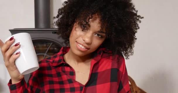 Fröhliches junges Mädchen mit Afro-Frisur entspannt — Stockvideo