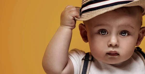 Entzückender kleiner Junge posiert. — Stockfoto