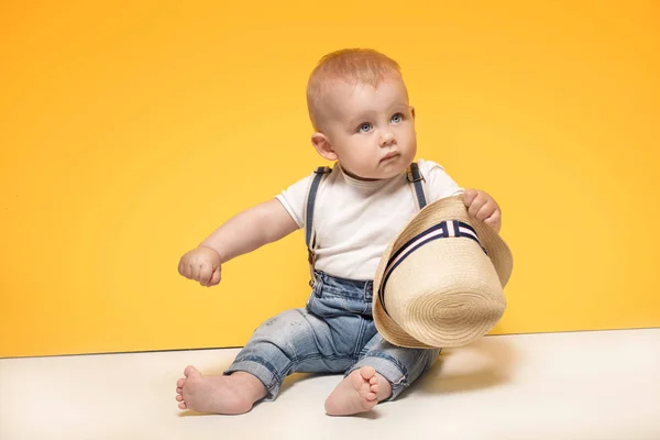 Bedårande liten baby pojke poserar. — Stockfoto