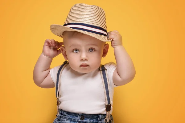 Bedårande liten baby pojke poserar. — Stockfoto