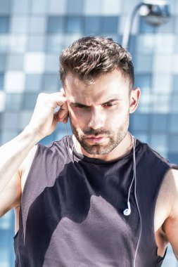 Yakışıklı adam açık. Spor kavramı.