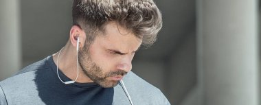 Yakışıklı adam açık. Spor kavramı.