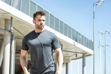 Yakışıklı adam açık. Spor kavramı.
