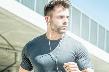 Yakışıklı adam açık. Spor kavramı.