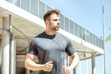 Yakışıklı adam açık. Spor kavramı.