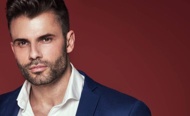 Yakışıklı adam kılığında poz.