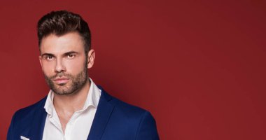 Yakışıklı adam kılığında poz.