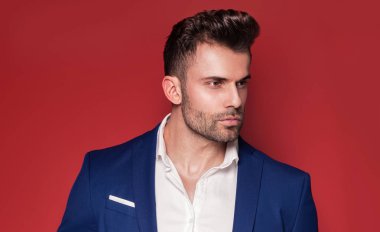 Yakışıklı adam kılığında poz.