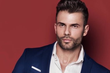 Yakışıklı adam kılığında poz.