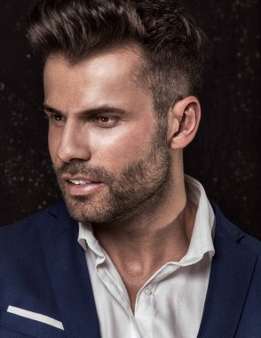 Yakışıklı adam kılığında poz.