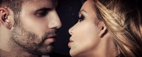 Sensual couple looking at eachother. — Stock Photo, Image