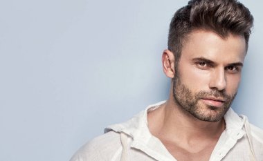 Stüdyoda poz veren yakışıklı adam.