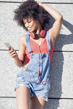 Cep telefonu kullaranarak afro kızla.