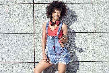 Cep telefonu kullaranarak afro kızla.