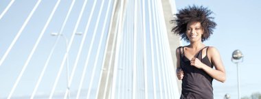 Kaçan genç Afro-Amerikan kız.