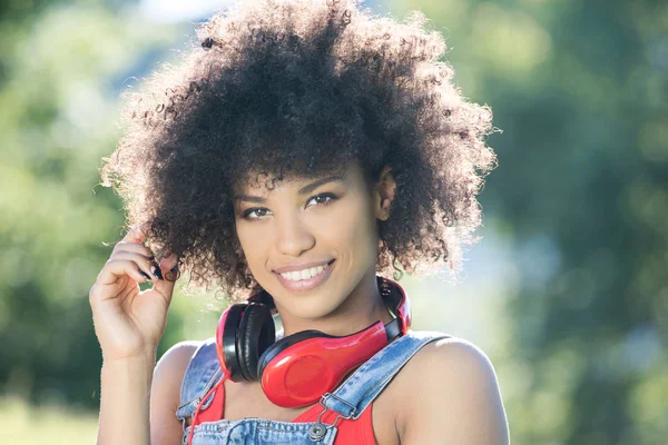 Chica afroamericana con auriculares . — Foto de Stock