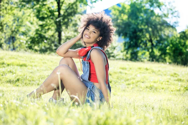 African american girl relaxing outdoor with headphones. — Stock Photo, Image