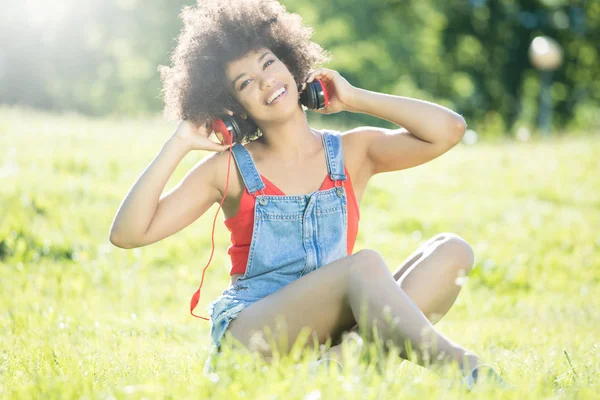 African american girl relaxing outdoor with headphones. — Stock Photo, Image