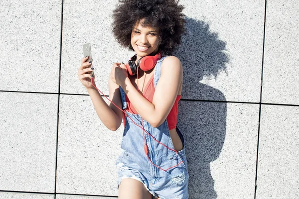 Mädchen mit Afro-Handy. — Stockfoto
