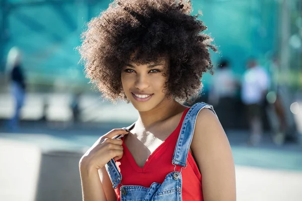 Mädchen mit Afro-Pose, lächelnd. — Stockfoto
