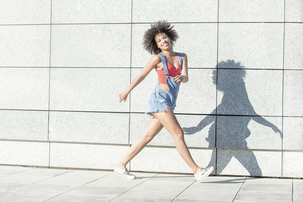 Afro-Amerikaanse meisje springen. — Stockfoto