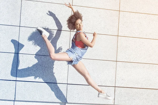 점프 하는 젊은 아프리카계 미국인 여자. — 스톡 사진