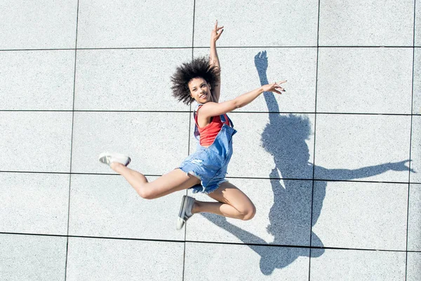 Young african american girl jumping. — Stock Photo, Image