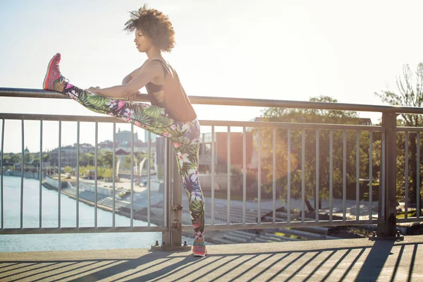 Ung flicka stretching utomhus. — Stockfoto