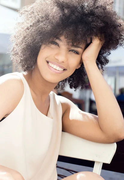 Chica afroamericana relajándose en la cafetería . — Foto de Stock