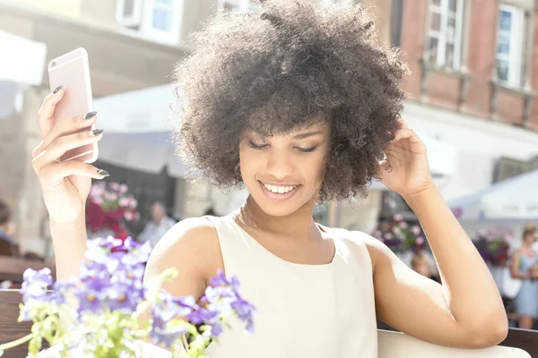 Chica afroamericana relajándose en la cafetería . — Foto de Stock