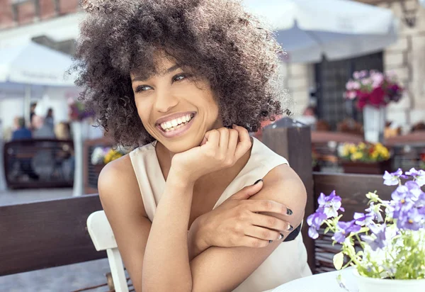 Afrikanerin entspannt sich im Café. — Stockfoto