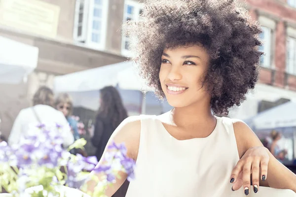 Afro-Amerikan kız kafede dinlendirici. — Stok fotoğraf