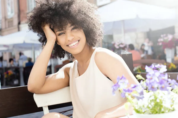 African american girl ontspannen in café. — Stockfoto