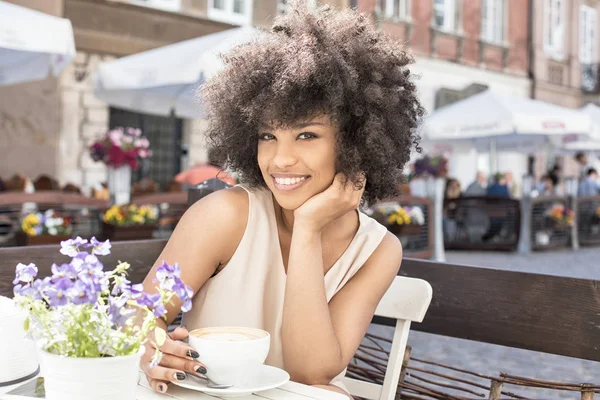 Afrikanisches amerikanisches Mädchen trinkt Kaffee. — Stockfoto