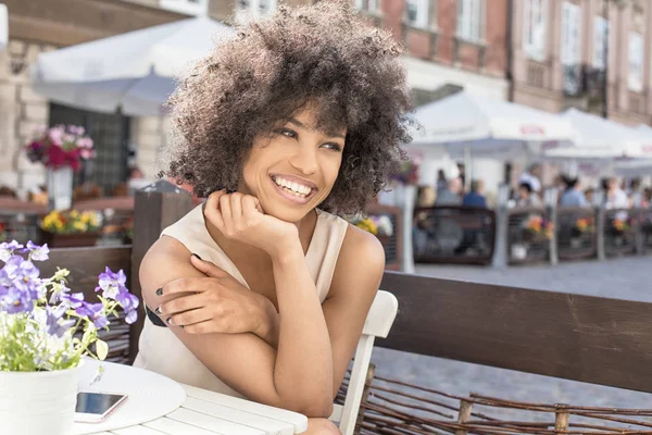 Афро-американських дівчина розслаблюючій в кафе. — стокове фото