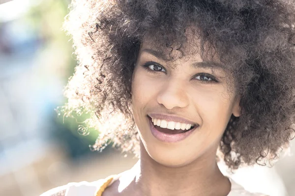 Porträt einer lächelnden jungen Frau. — Stockfoto