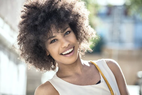 Porträt einer lächelnden jungen Frau. — Stockfoto