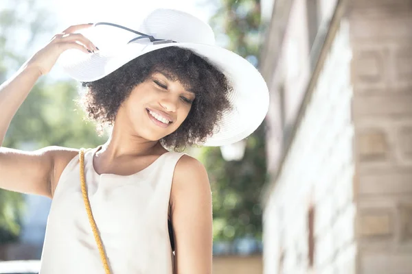 Mädchen mit Afro-Pose, lächelnd. — Stockfoto