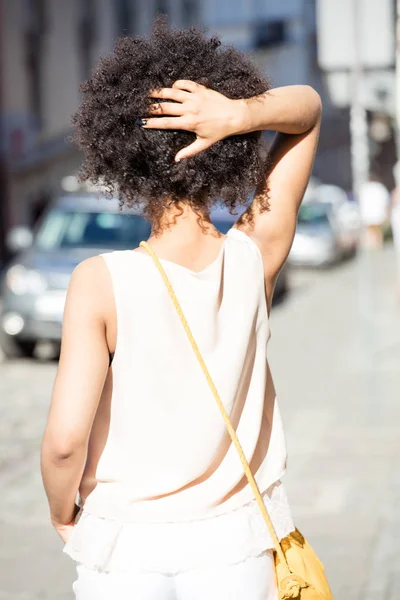 Mädchen mit Afro-Pose. — Stockfoto