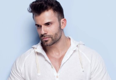 Stüdyoda poz veren yakışıklı adam.