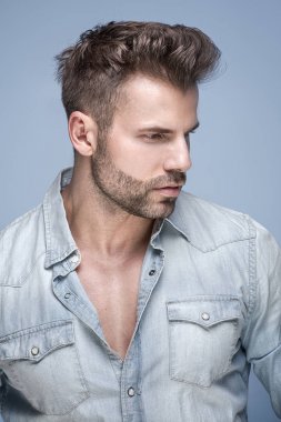 Stüdyoda poz veren yakışıklı adam.