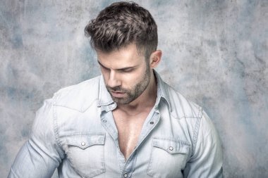 yakışıklı bir adam portresi.