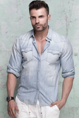 Stüdyoda poz veren yakışıklı adam.