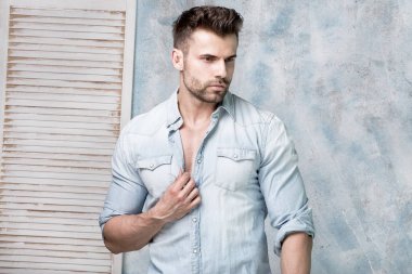 Stüdyoda poz veren yakışıklı adam.